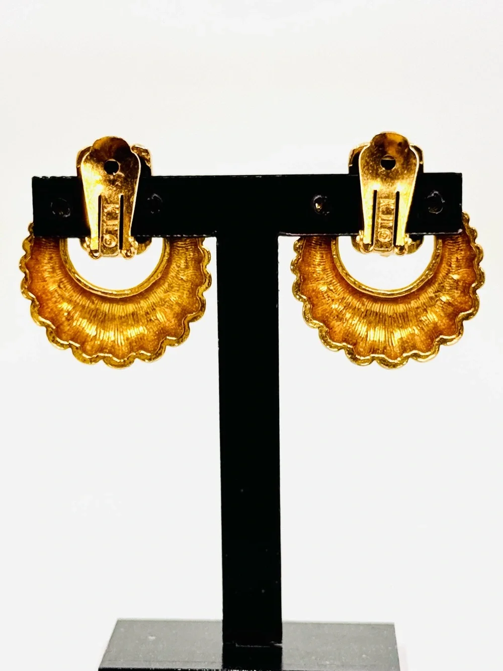Kenneth Jay Lane Vintage Polished Gold Tone Ribbed Doorknocker Clip-On Earrings - Picture 3 of 3